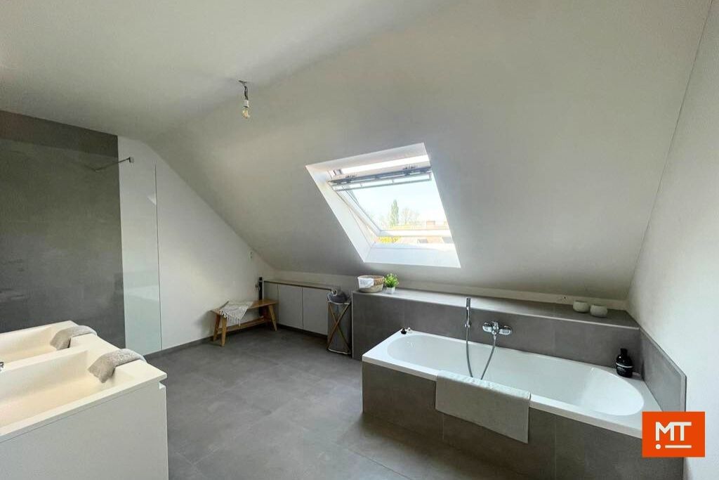 Duplex-appartement met 2 slaapkamers en Zuidgericht terras te koop in de dorpskern van Beselare foto 11