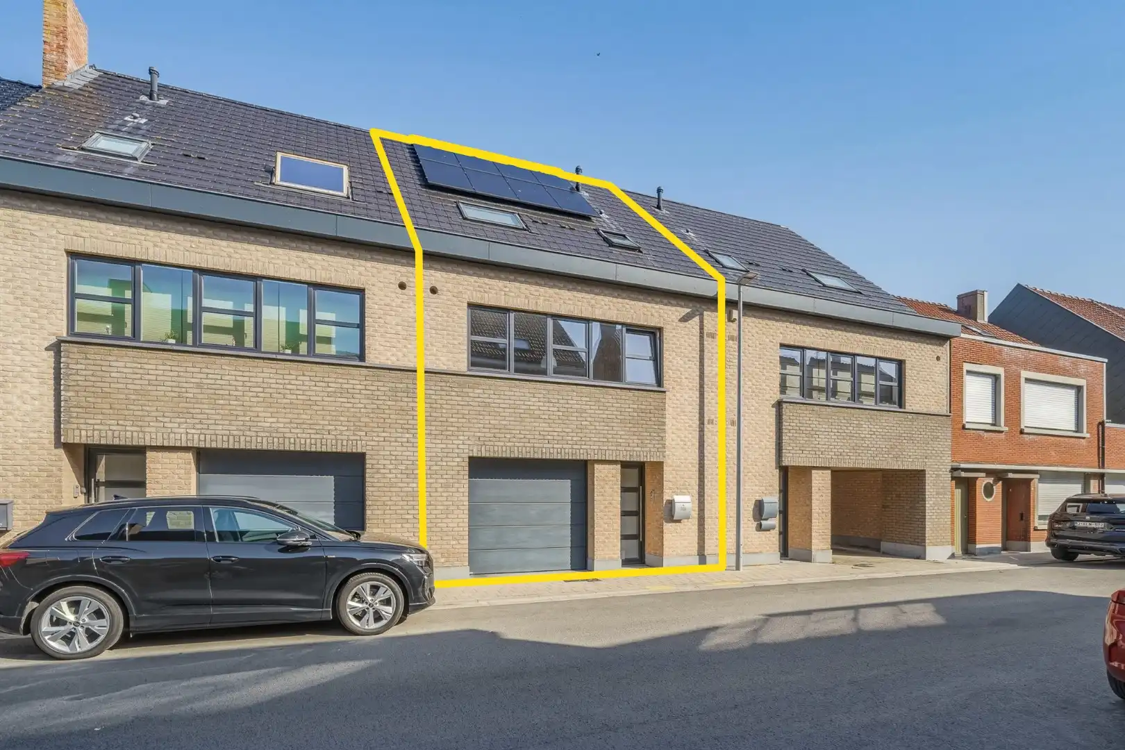 Instapklare recente woning met zeer ruime garage en tuin in Oudenburg foto {{pictureIndex}}