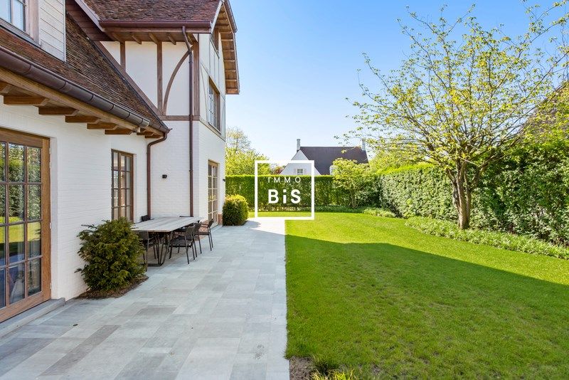 Exclusieve instapklare villa in het Zoute met zonnige tuin foto 5