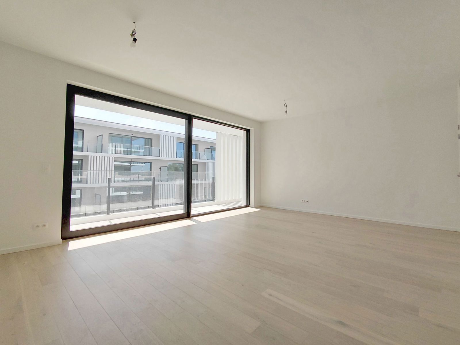 Prachtig 2 slaapkamer appartement met groot TERRAS foto 3