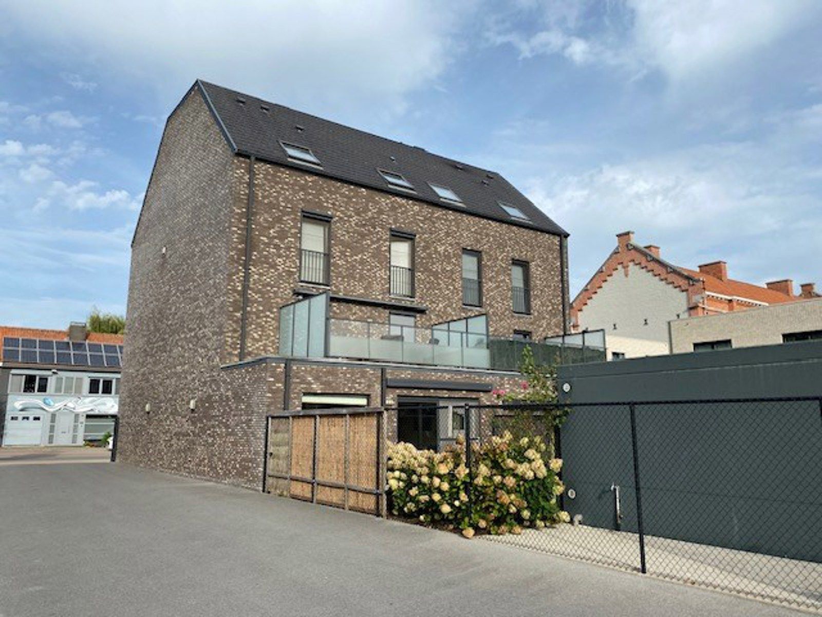 Appartement te Oostkamp met zonnig terras en garage foto 2