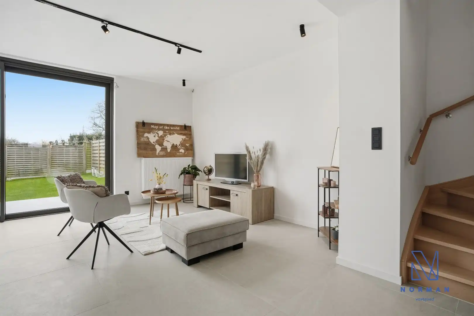 Instapklare, volledig gerenoveerde woning te koop met EPC A, uitgerust met zonnepanelen, drie slaapkamers en een aangelegde tuin. foto 3