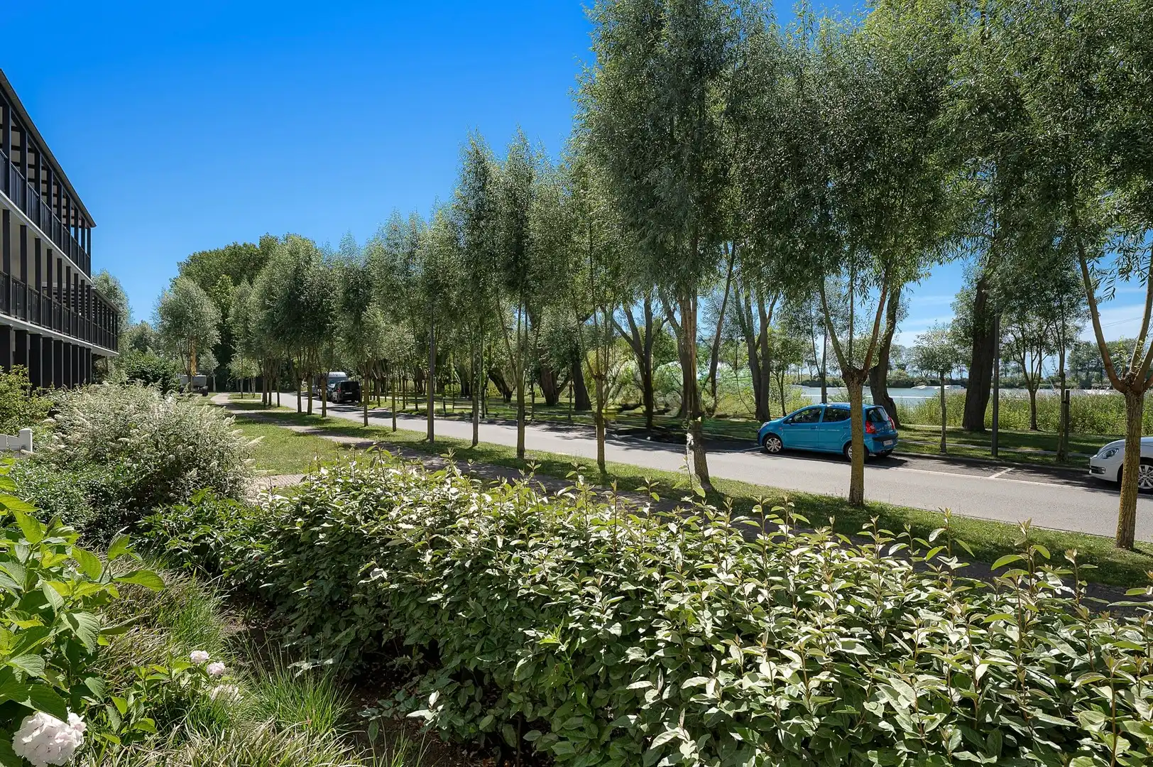 Uitzonderlijk tuinappartement met frontaal zicht op het Duinenwatermeer. foto 16