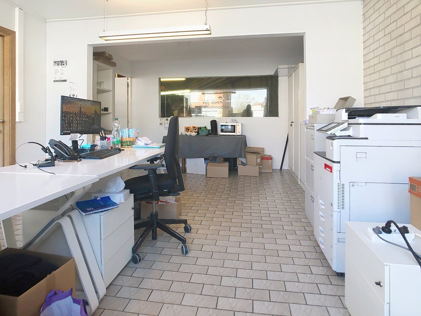 Centraal gelegen opslagruimte, momenteel ingericht als strijkatelier foto 2
