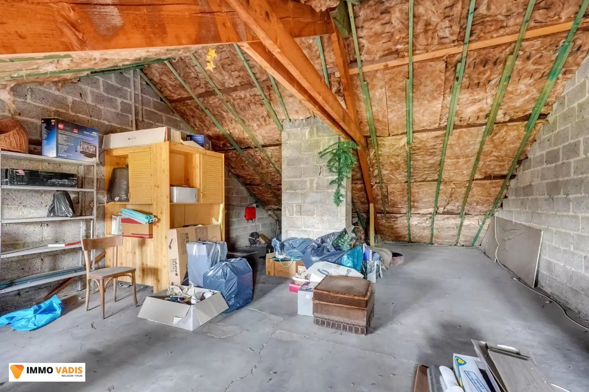 Te koop op lijfrente - Comfortabele villa met drie slaapkamers, twee garages en een magazijn. foto 21