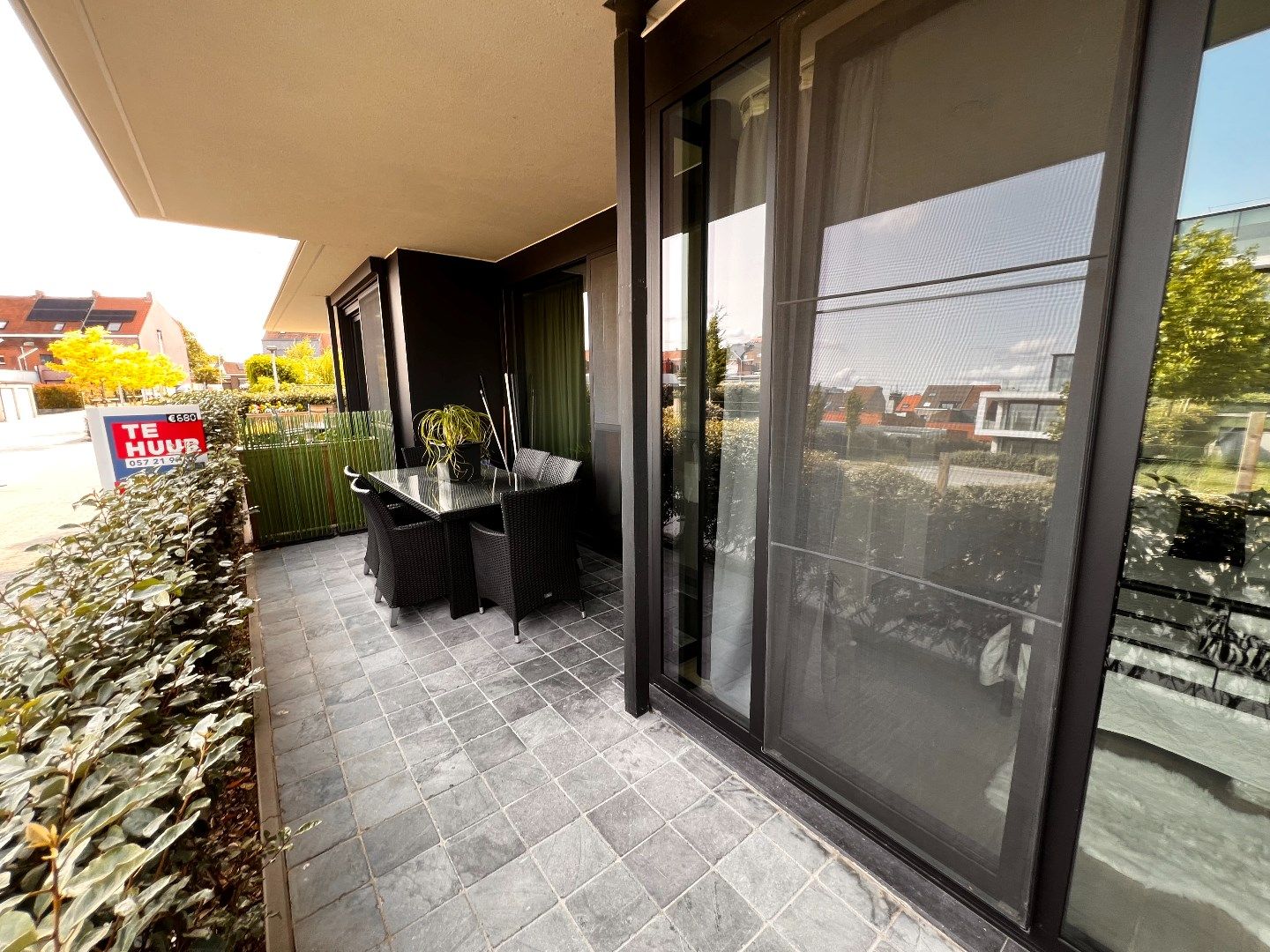 GELIJKVLOERS APPARTEMENT MET 1 SLAAPKAMER, TERRAS EN AUTOSTANDPLAATS IN IEPER foto 13