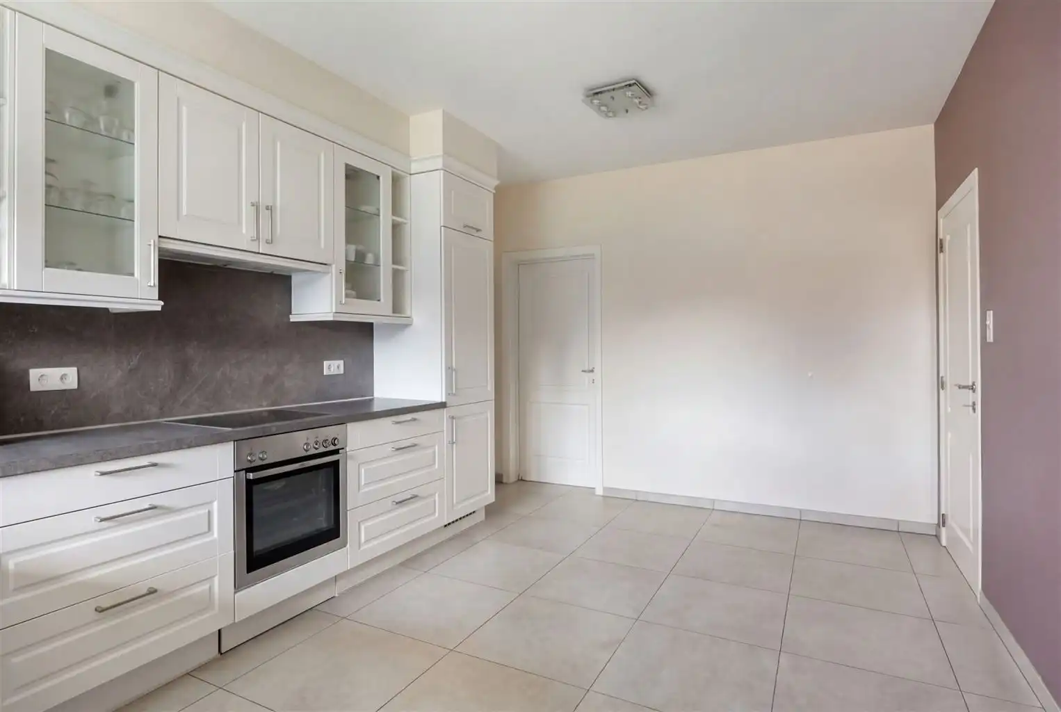 Zeer ruim, gelijkvloers appartement met 3 slaapkamers, tuin, inpandige garage en extra parkeergelegenheden gelegen nabij het centrum van Maaseik. foto 6