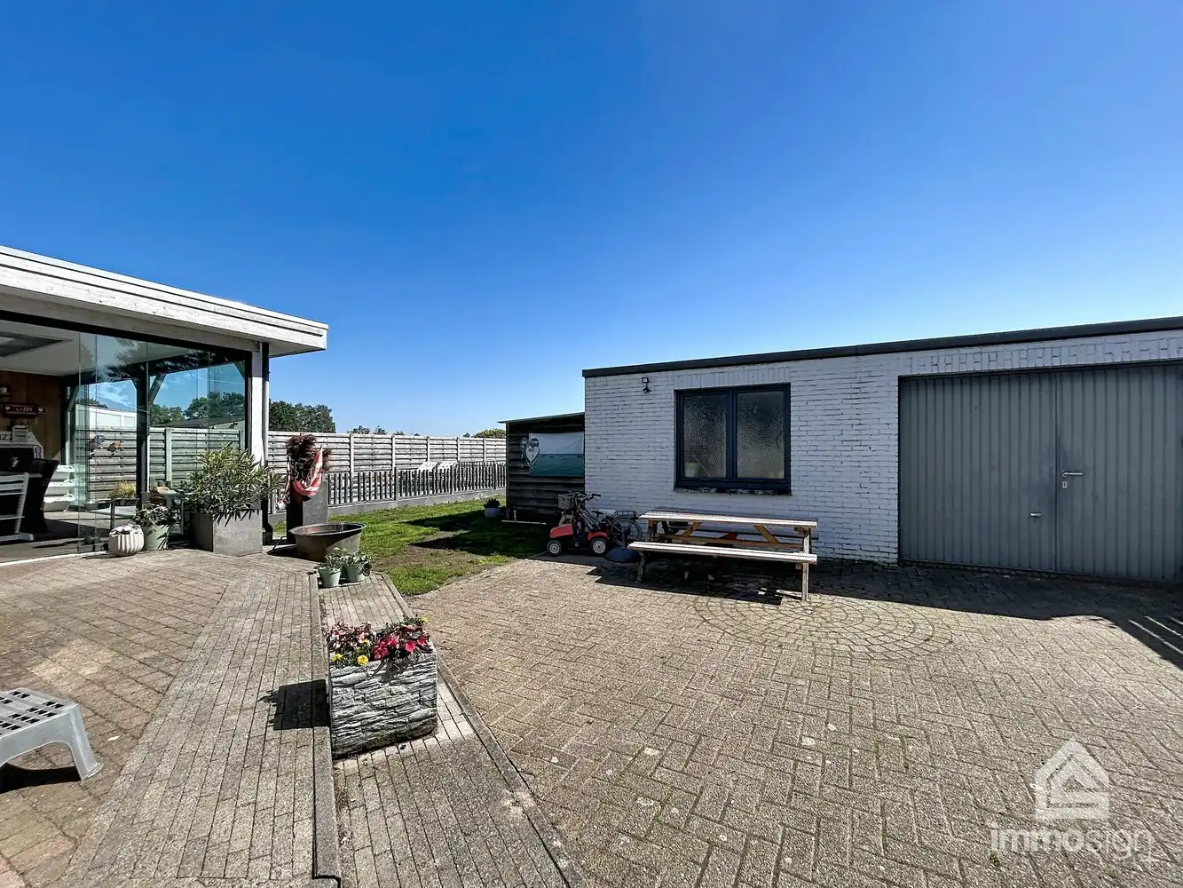 Ruime gezinswoning met veel potentieel en vrij uitzicht met zwembad te Hamont! foto 31