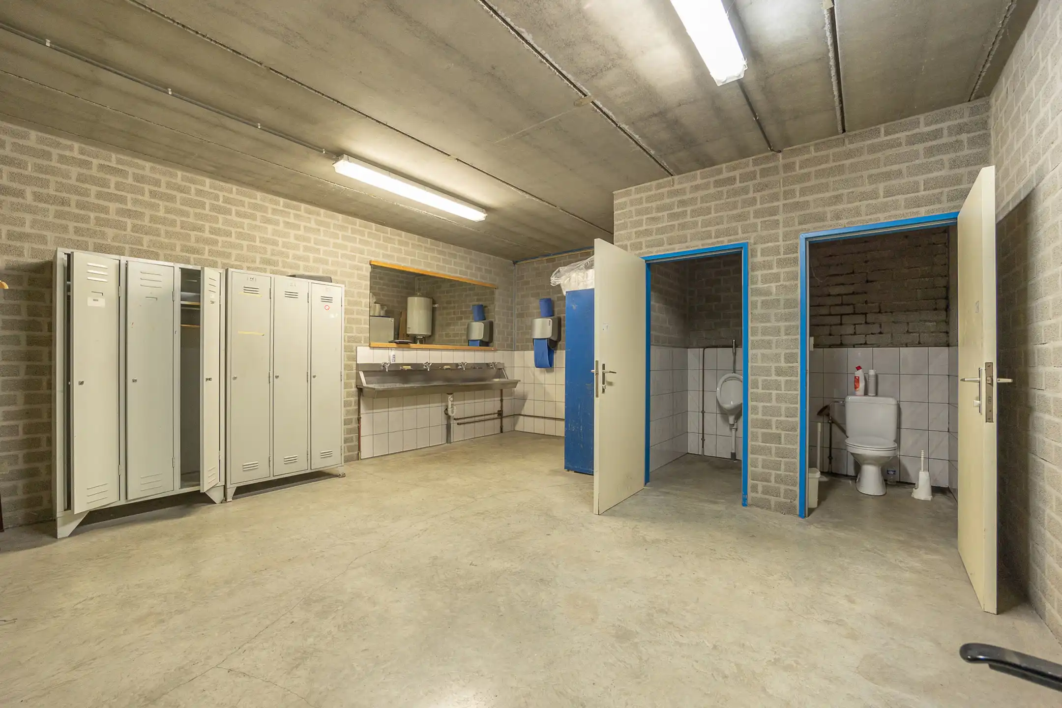 Magazijnen te huur met kantoor foto 16