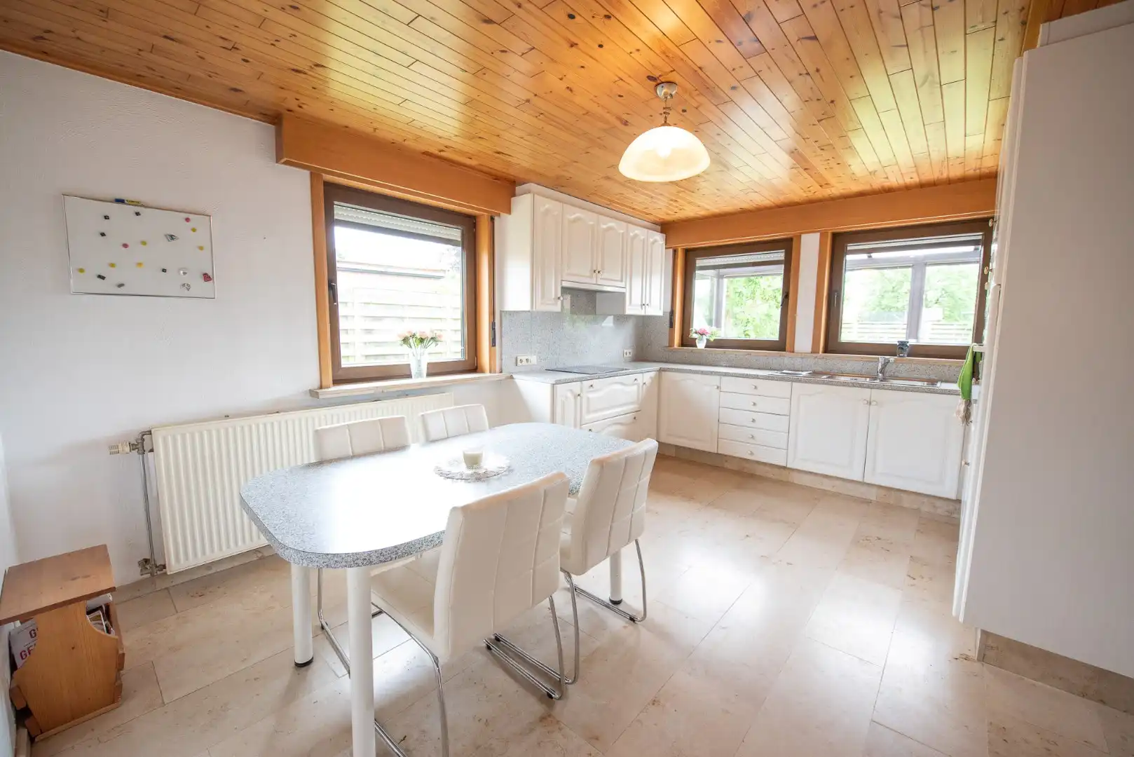 🎉 OPENDEUR zaterdag 13/06 🎉 Iedereen welkom van 12u t.e.m. 13u!   Rustig gelegen, goed onderhouden bungalow op 603 m² in Zulte foto 4