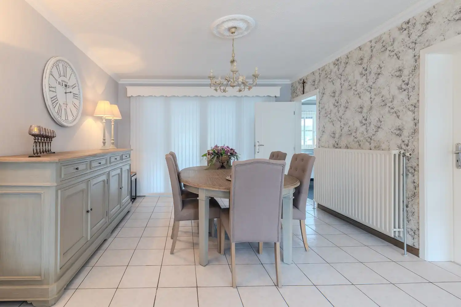 Instapklare woning met drie slaapkamers, ruime tuin en twee garageboxen in hartje Rekem! foto 17