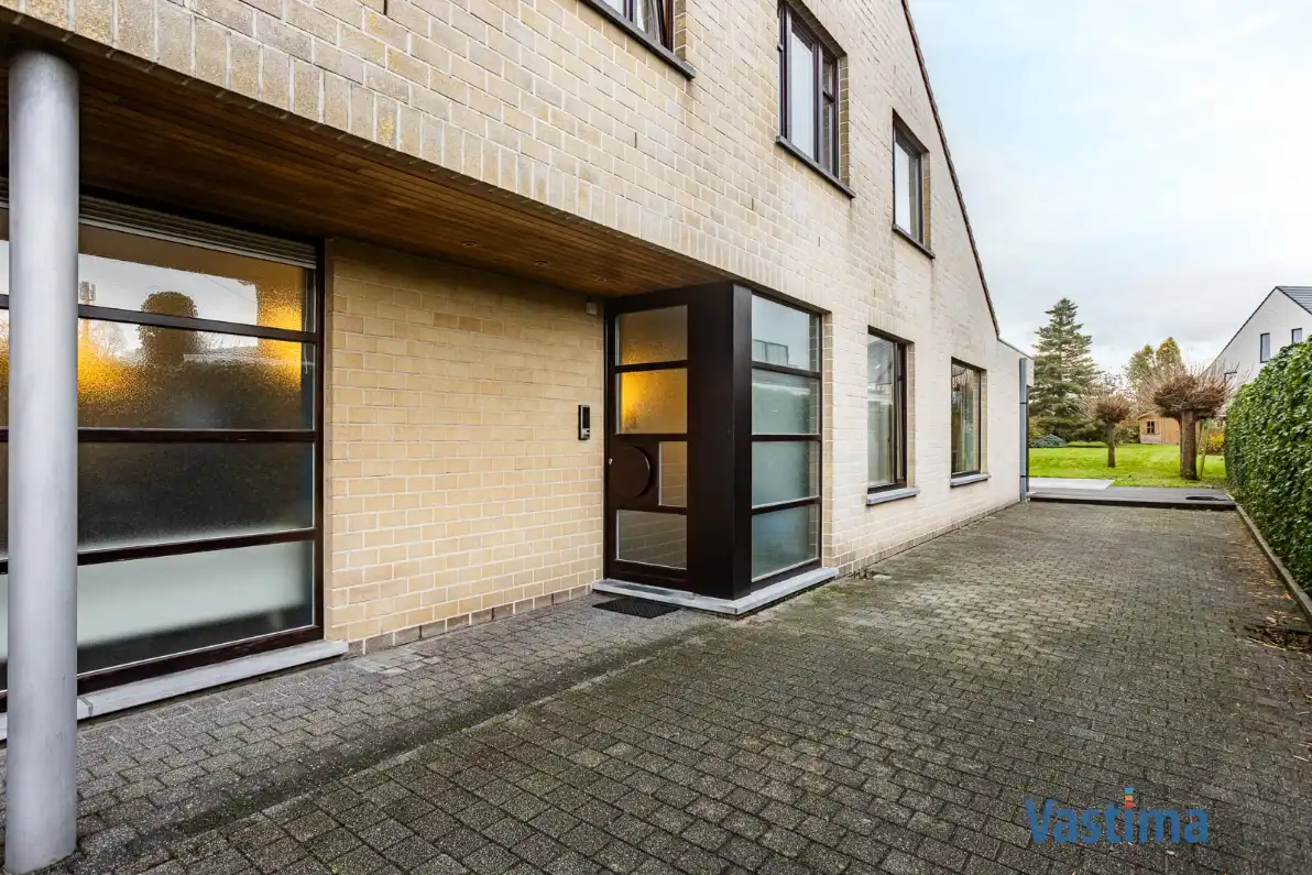 Ruime halfopen gezinswoning met praktijkruimte en tuin foto 31