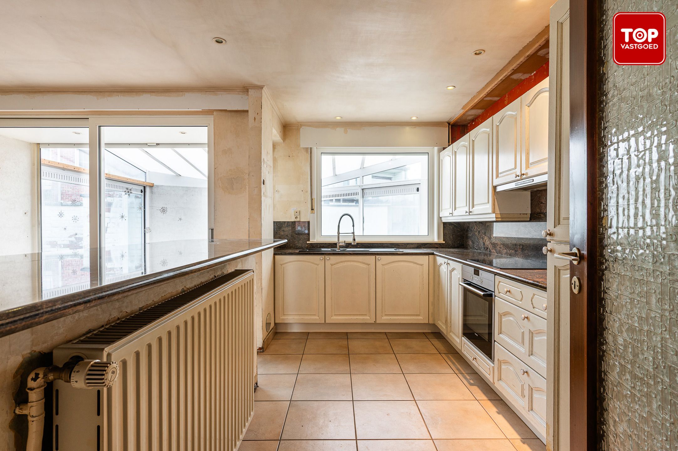 Te renoveren half open woning met tuin en garage. foto 10