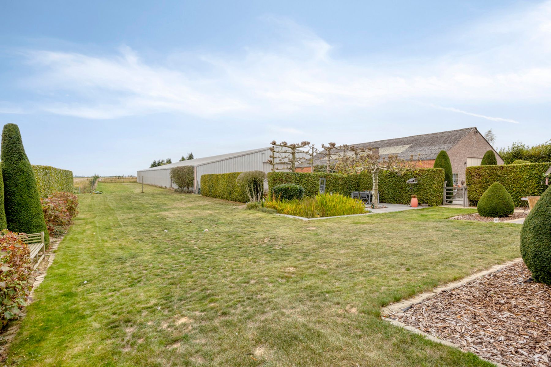 Exclusieve villa met grote loodsen combineer werken en wonen foto 37