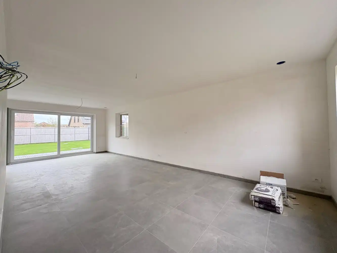 Nieuwbouwwoning met drie slaapkamers + carport foto 3