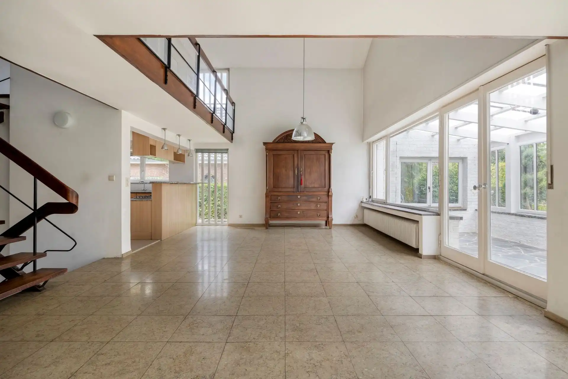 Ruime villa te moderniseren op rustige locatie foto 8