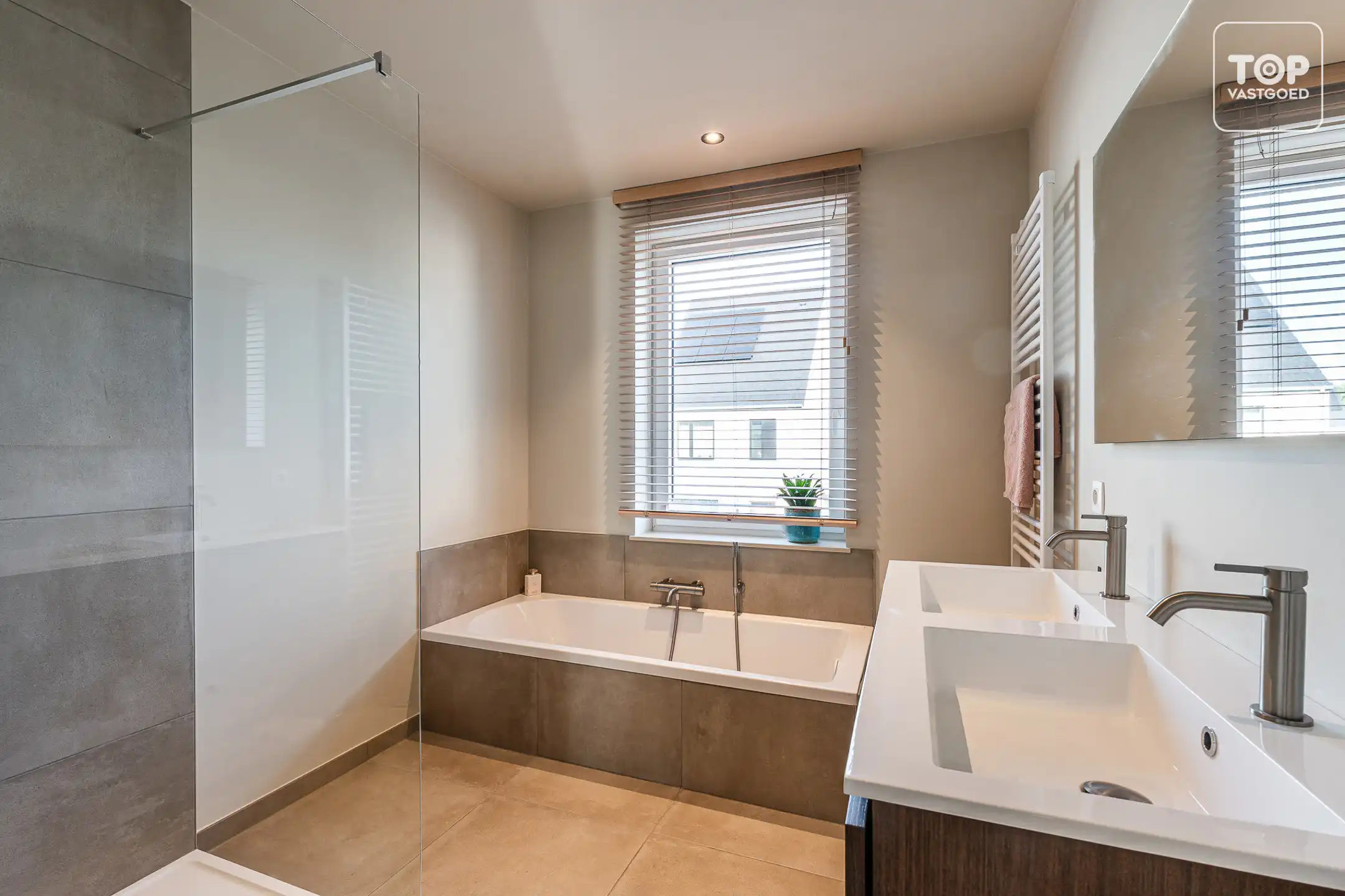 Nieuwbouwwoning met 4 slaapkamers, tuin en carport  foto 19