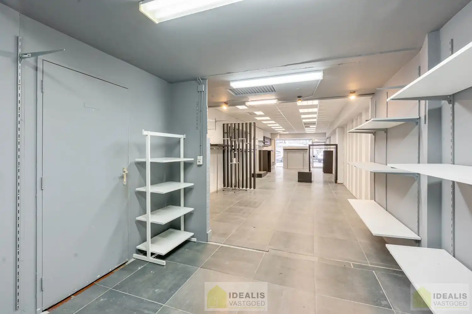 ZEER CENTRAAL GELEGEN HANDELSRUIMTE TE PELT (NEERPELT) MET PARKING VOOR DE DEUR! Deze handelsruimte met een oppervlakte van ca.90m² gelegen te Kempenplein in Pelt (Neerpelt) is uiterst geschikt als winkel of kantoorruimte en gelegen op een toplocatie. foto 6