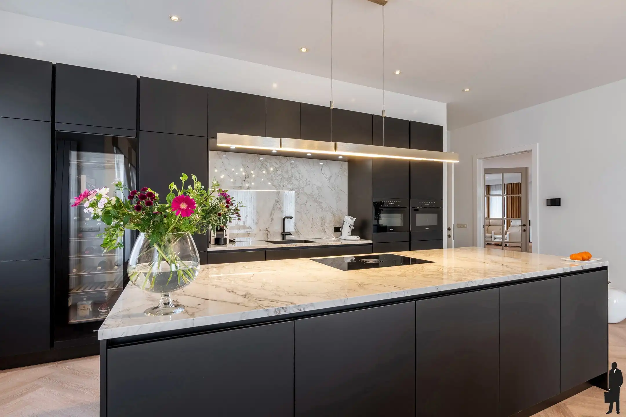 Riante villa (maar liefst 454m² woonopp.) vlakbij Nederland foto 2