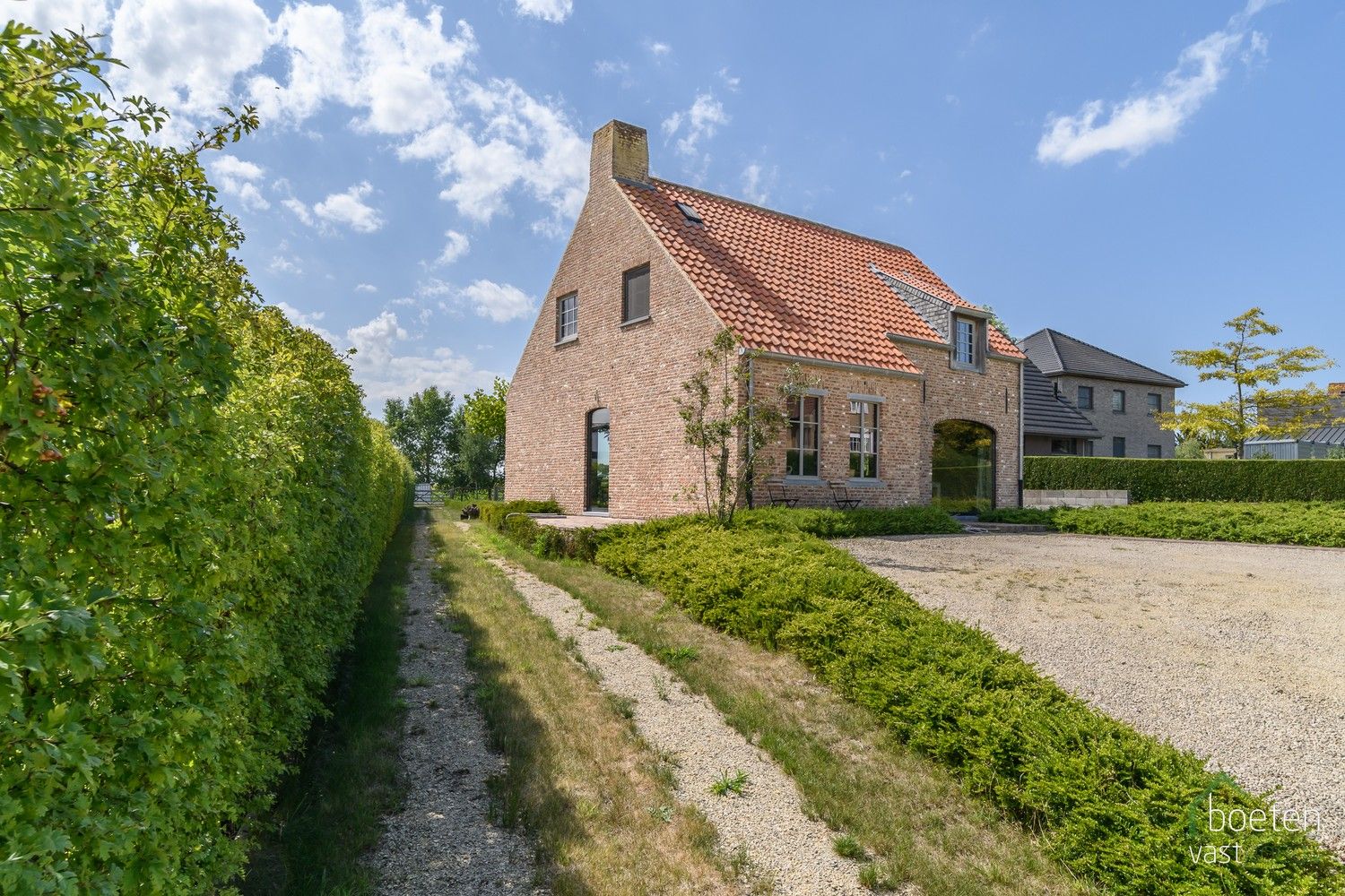 Beveren aan de IJzer: Karaktervol en rustiek landhuis met 4 slpks, warm & sfeervol interieur en ruime tuin op 13a 65ca totale grondopp. foto 2