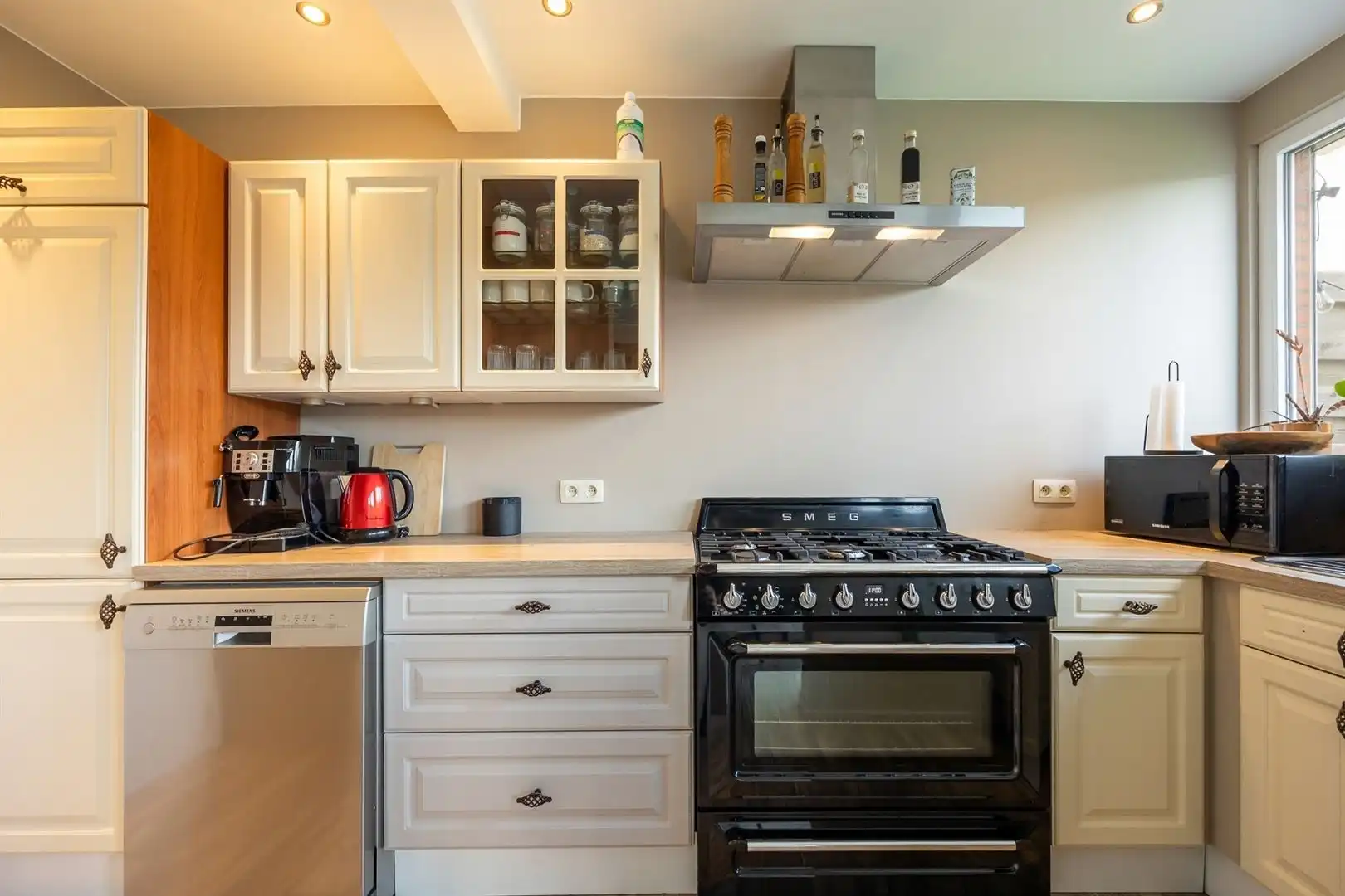 Woning met doorrit en ruime opslag – multifunctioneel eigendom foto 8