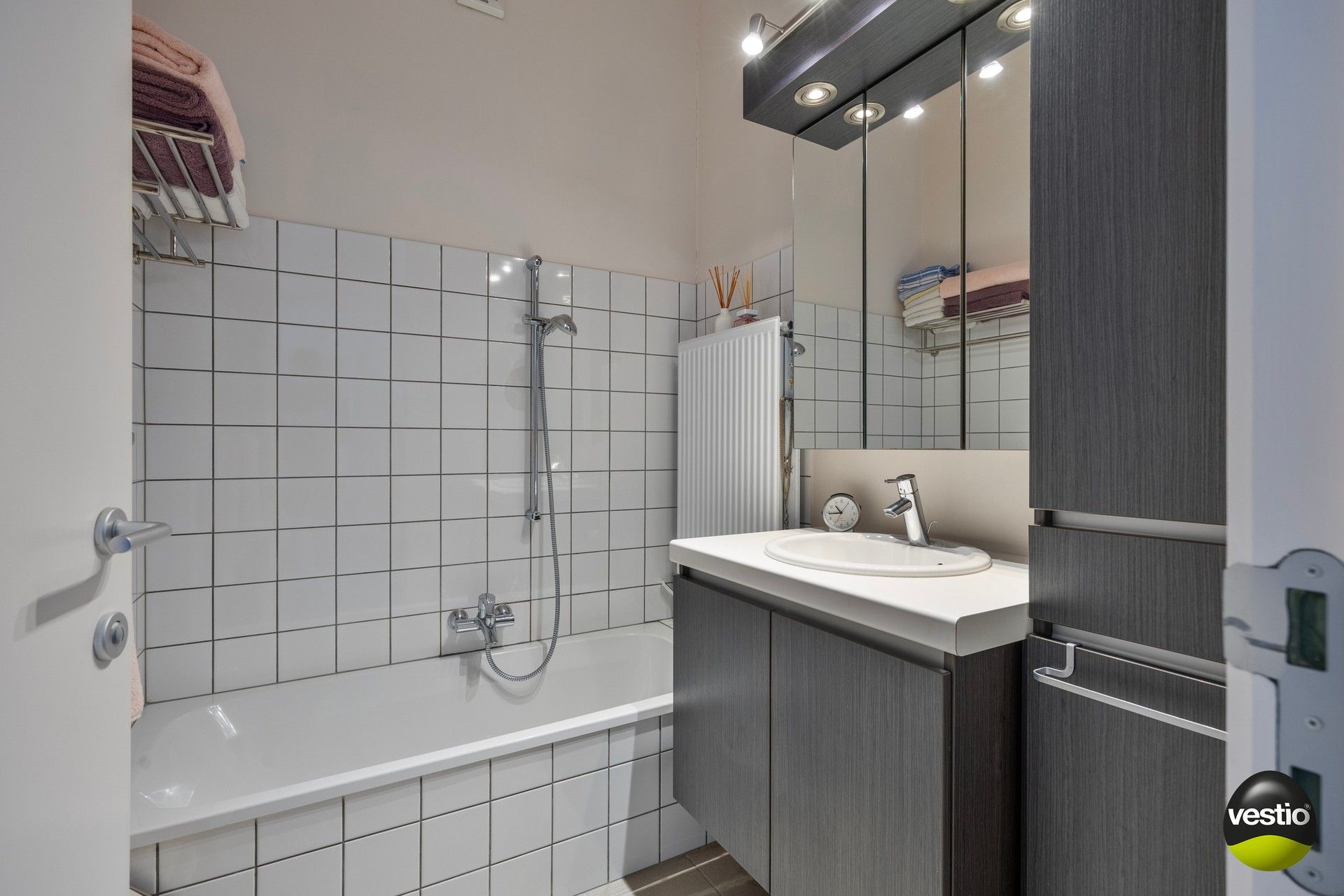 Tof, instapklaar dakappartement met 2 slaapkamers, zonneterras en parking! foto 13