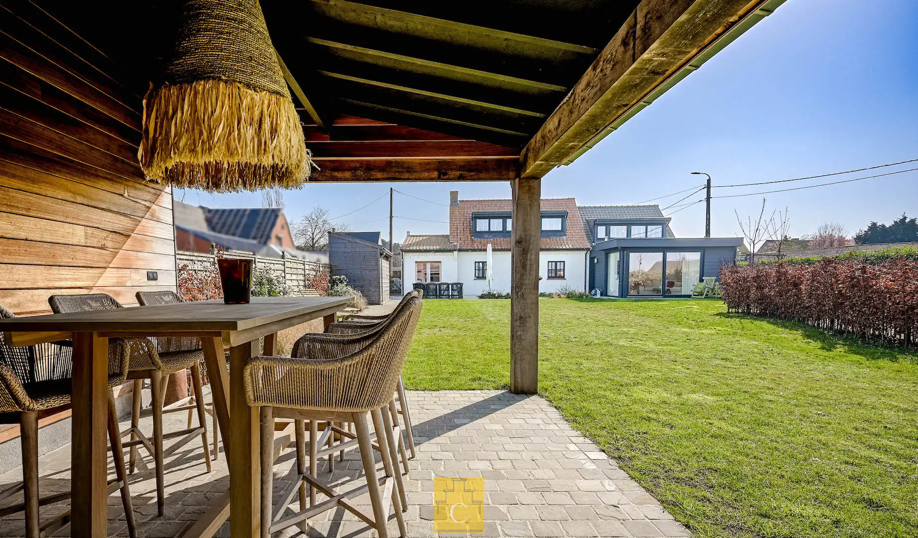 knap gerenoveerde gezinswoning, landelijke stijl met eigentijdse toets, met zonnige tuin en parking foto {{pictureIndex}}