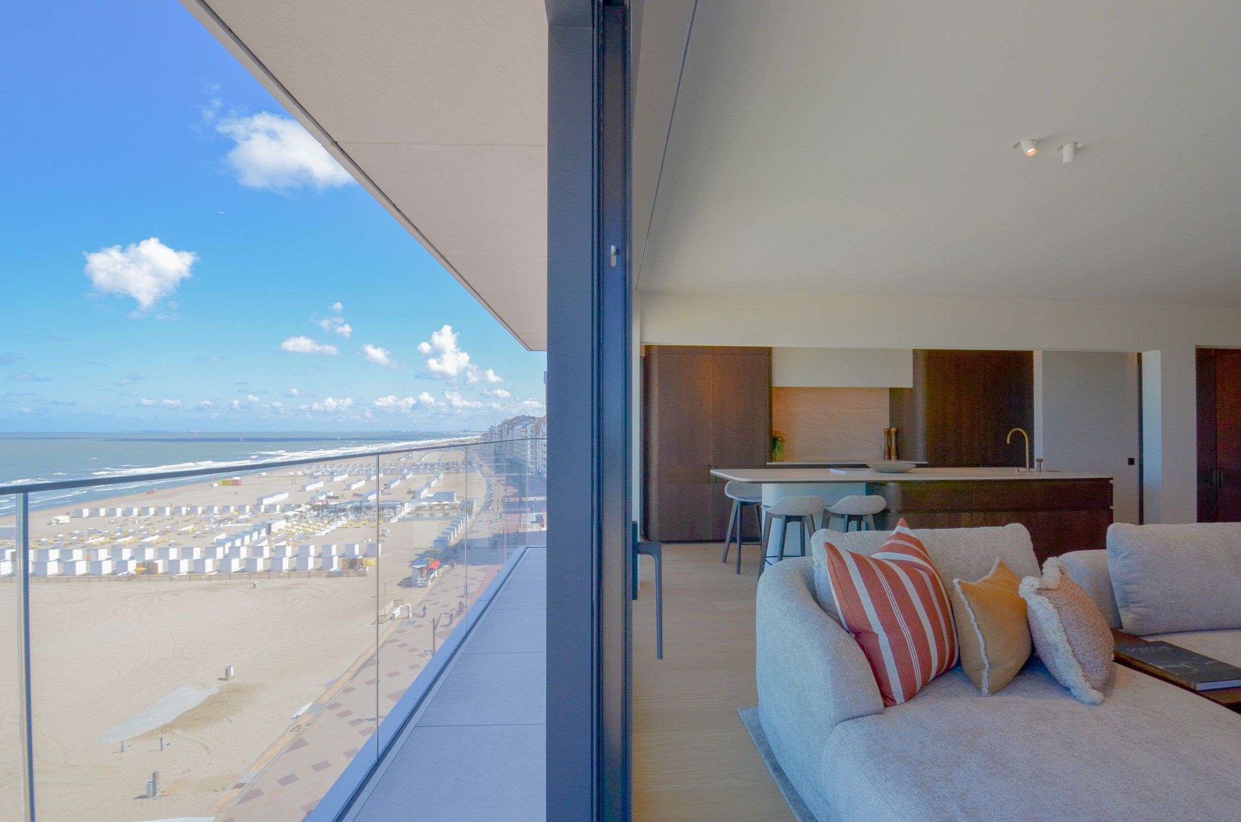 Uitzonderlijk gerenoveerd appartement met frontaal zeezicht in het Zoute. foto {{pictureIndex}}