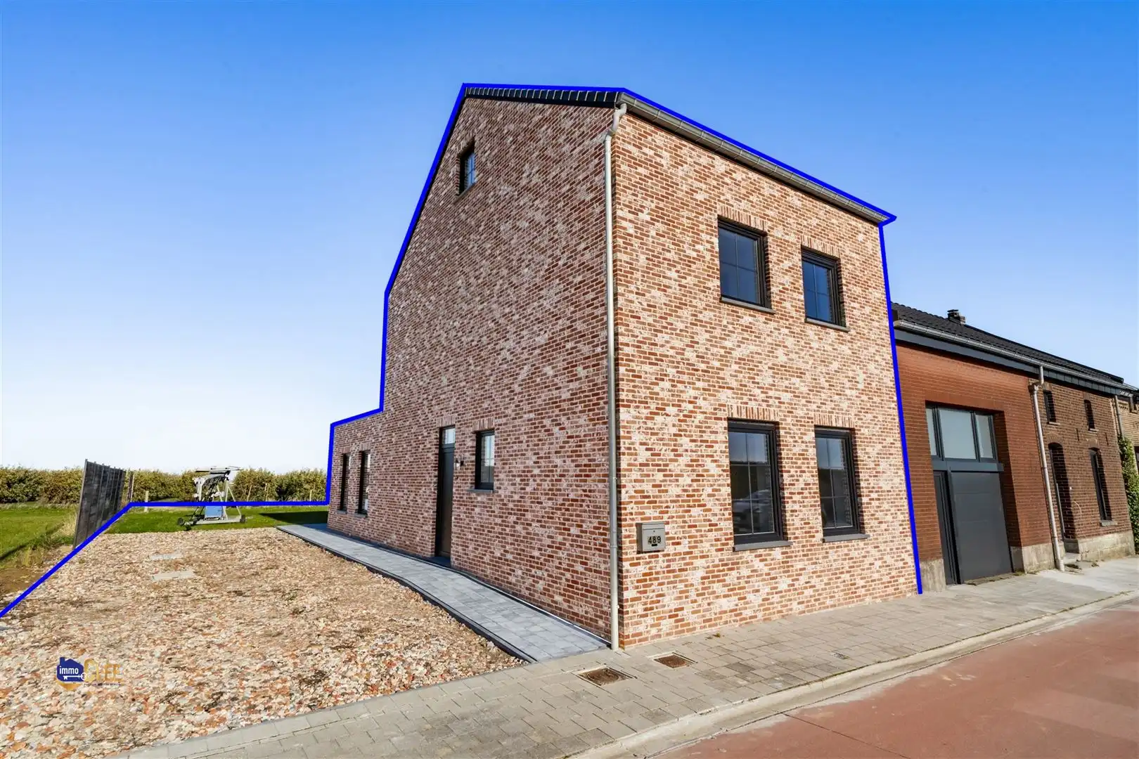 Volledig gerenoveerde gezinswoning foto {{pictureIndex}}