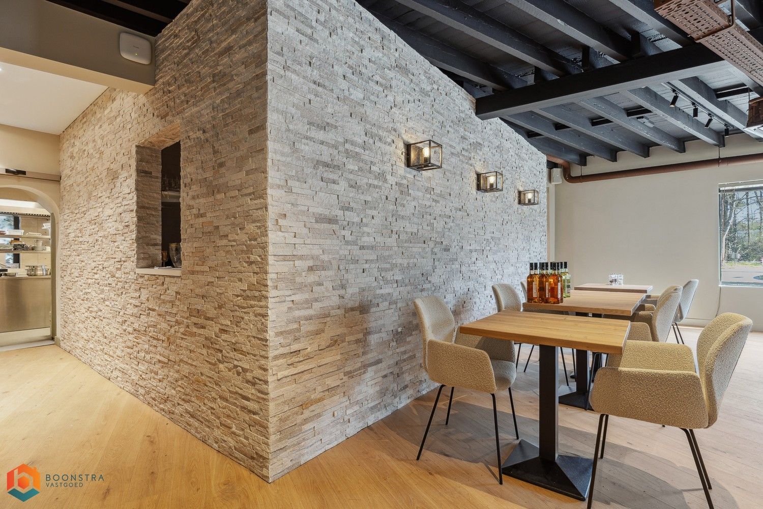 Grondig gerenoveerd handelsgelijkvloers met woonst en ruime parking foto 10