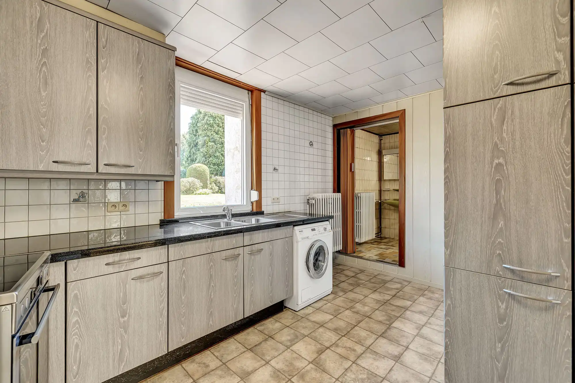 Te renoveren ruime handelswoning foto 11
