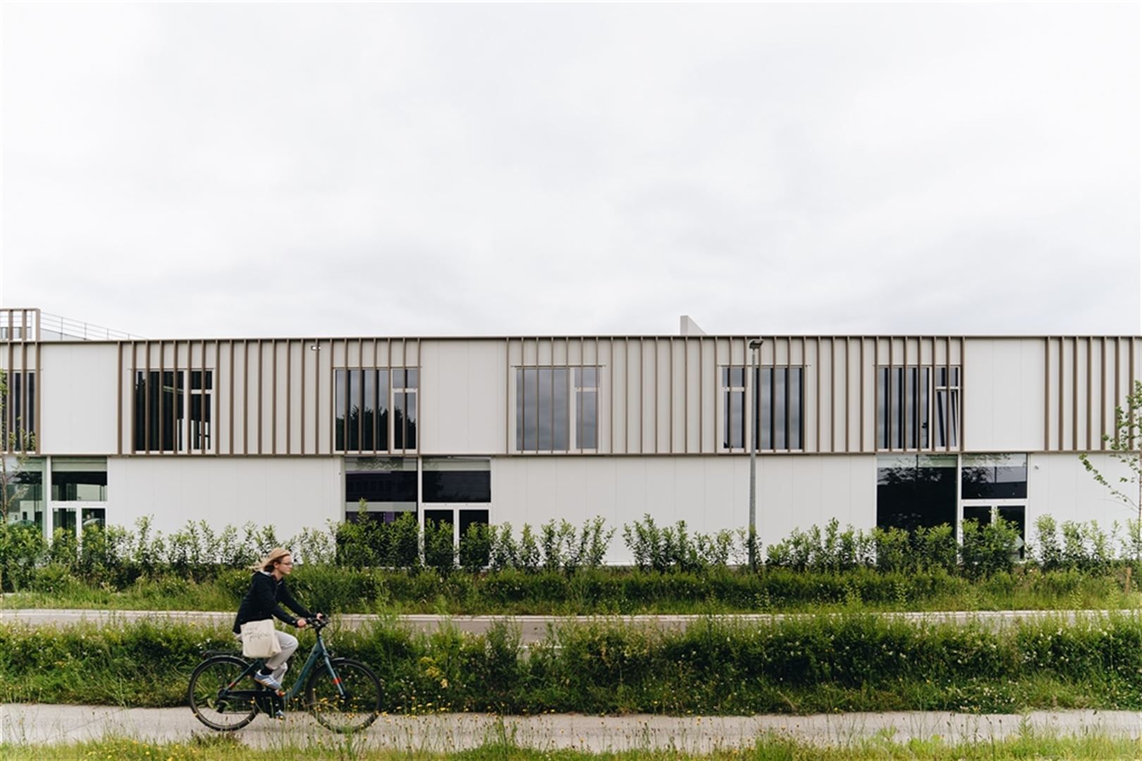 Eigentijdse nieuwbouw KMO units met parkeerplaatsen foto 4