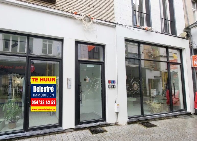 PRACHTIG COMMERCIEEL GELIJKVLOERS MET VERNIEUWDE VITRINE foto {{pictureIndex}}