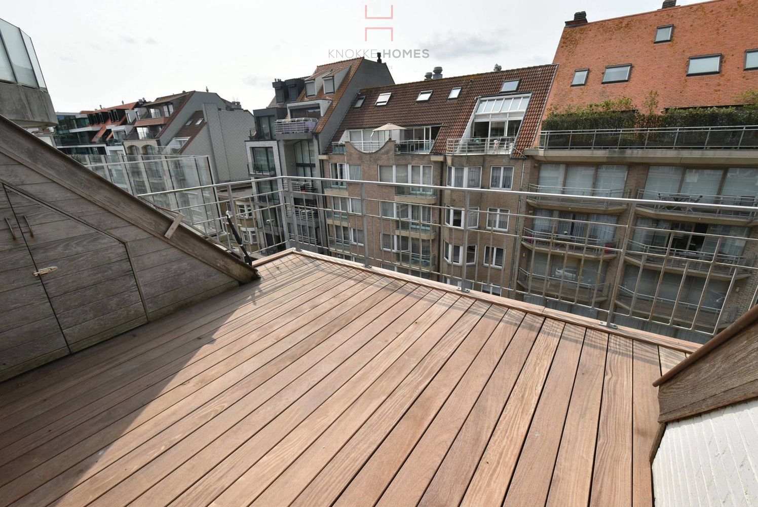 Gerenoveerd duplex appartement met 3 slaapkamers op wandelafstand van de Zeedijk en de Lippenslaan. foto 4