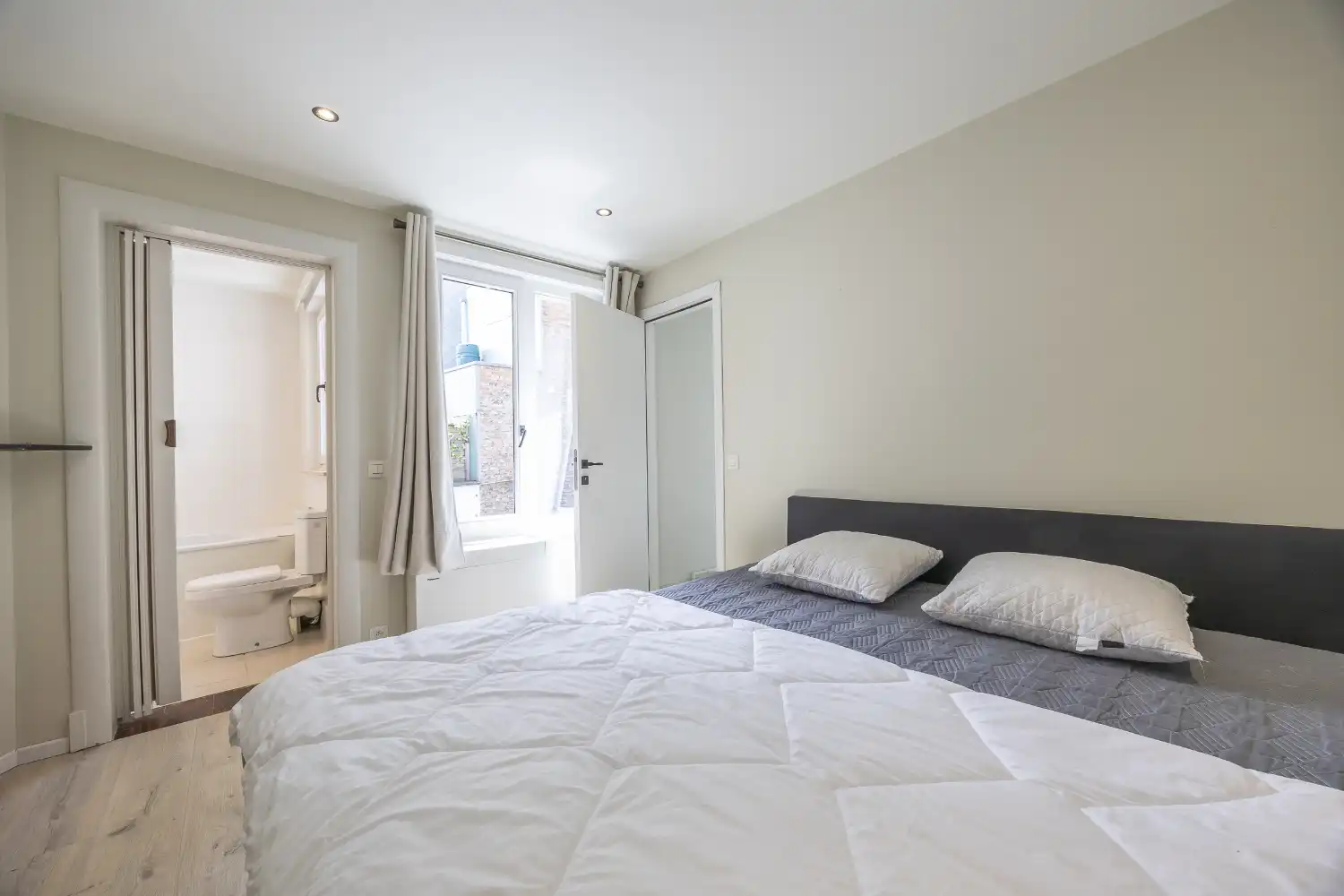 Gerenoveerd 2-slaapkamer appartement. foto 16