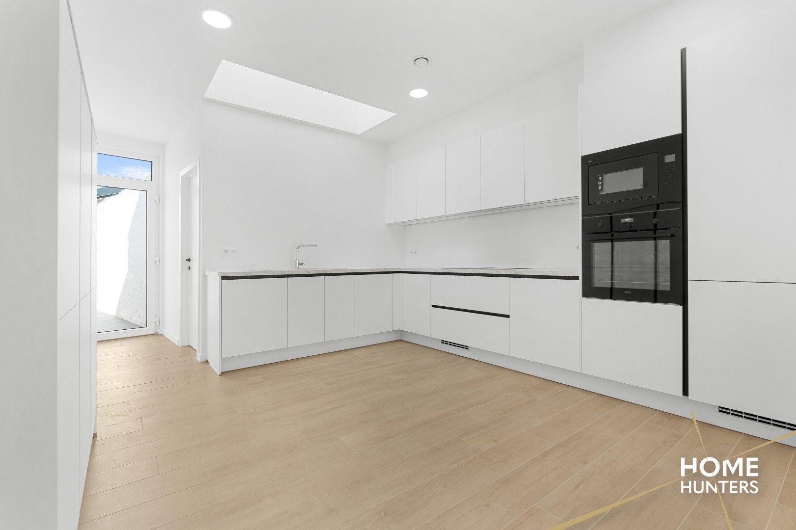 Volledig gerenoveerde woning (anno 2025) met 3 ruime slaapkamers, ruime garage + tuin te Ieper foto 5