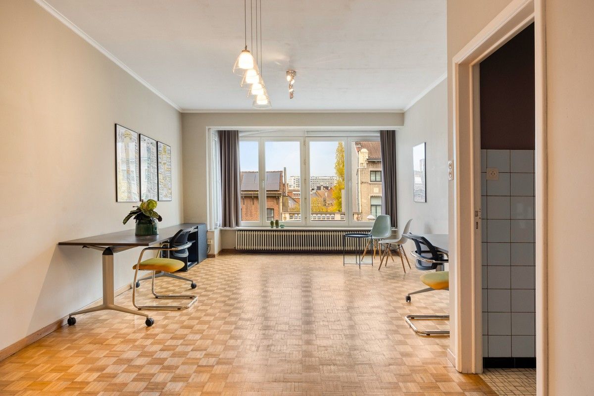 Goed onderhouden tweeslaapkamer appartement nabij station Gent-Sint-Pieters foto 2