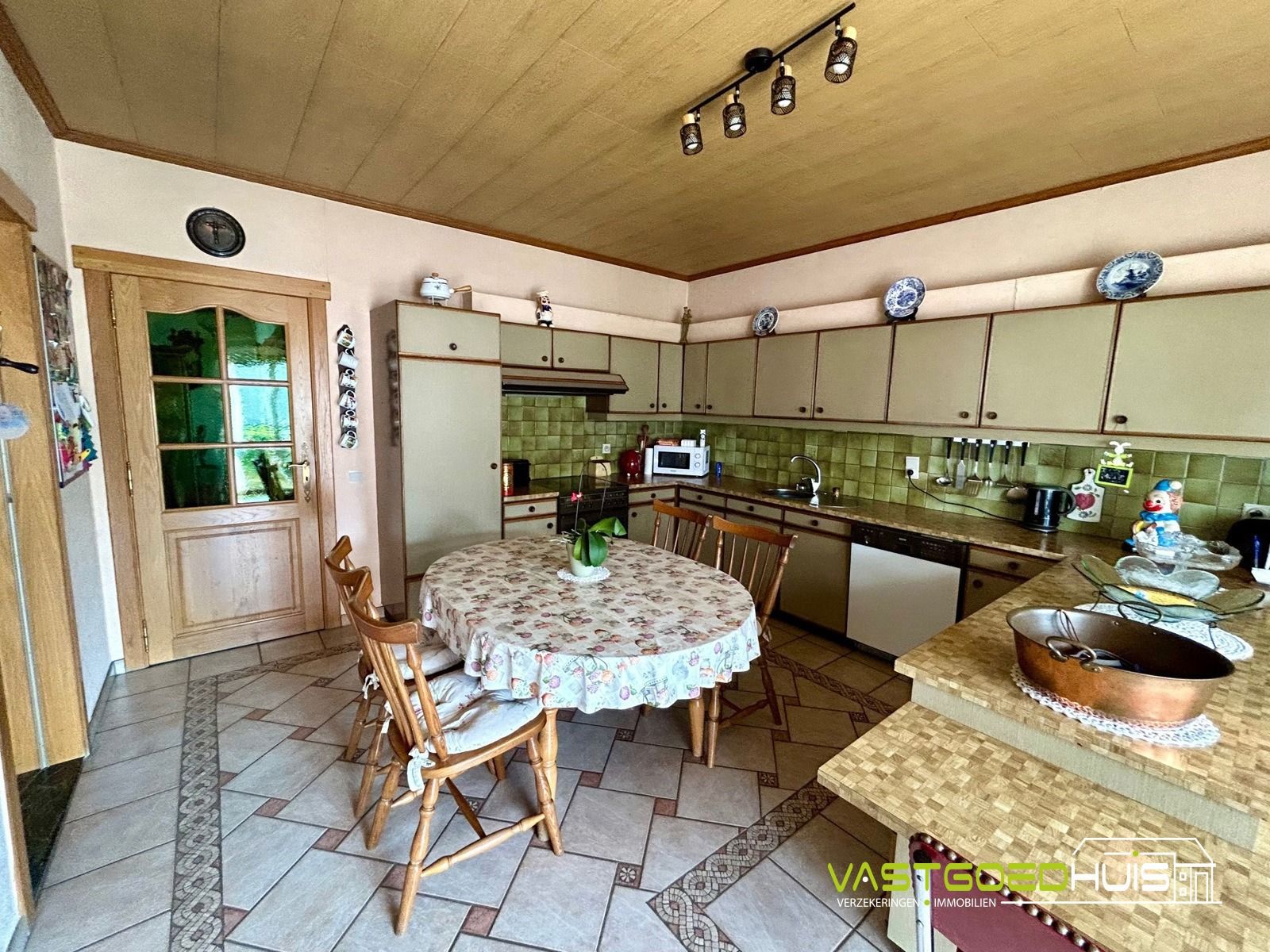 Karaktervolle, te renoveren villa met tuin foto 10