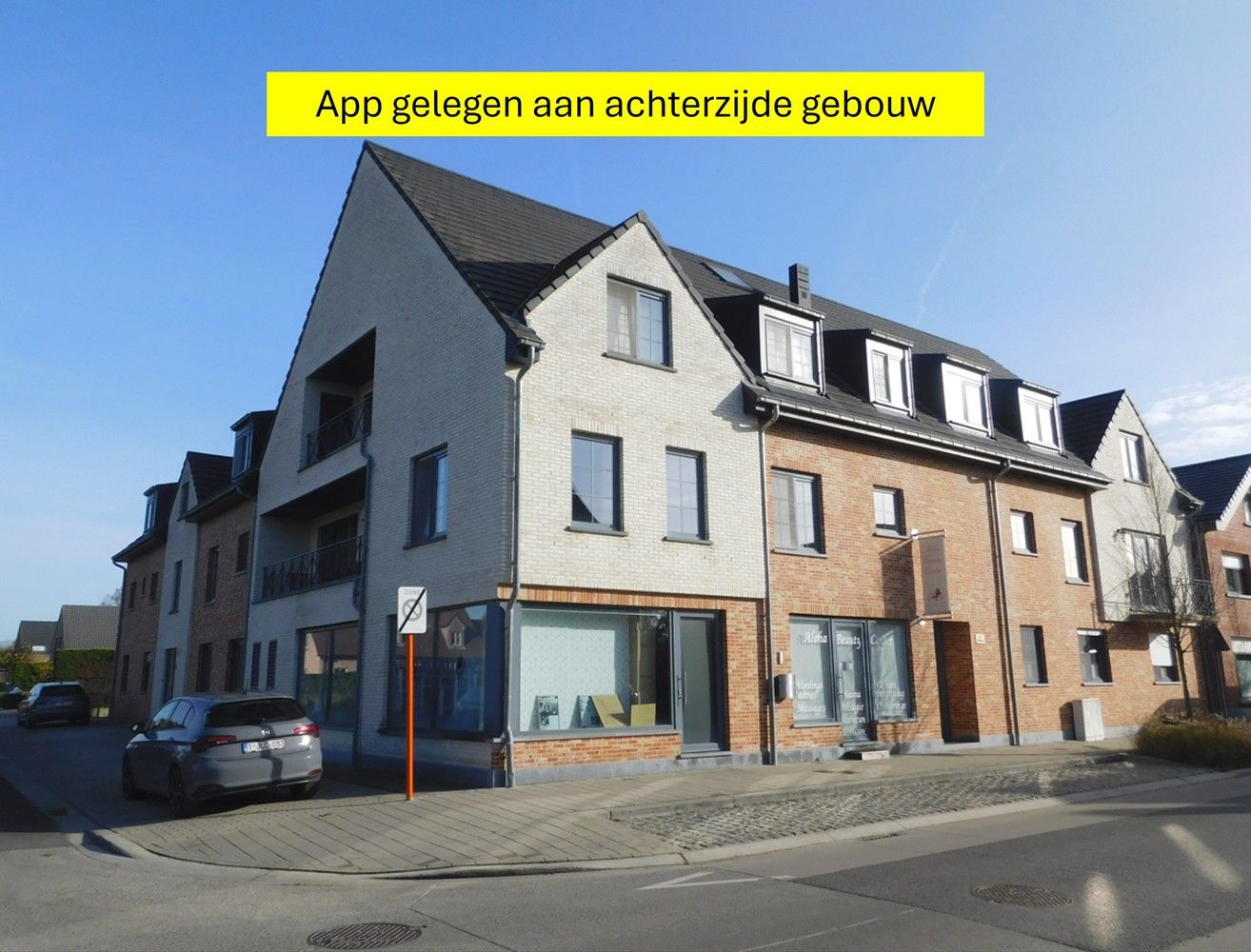 Ruim app 122m², 3 slaapkamers, rustig gelegen terras achteraan en kelderberging. Instapklaar! foto {{pictureIndex}}