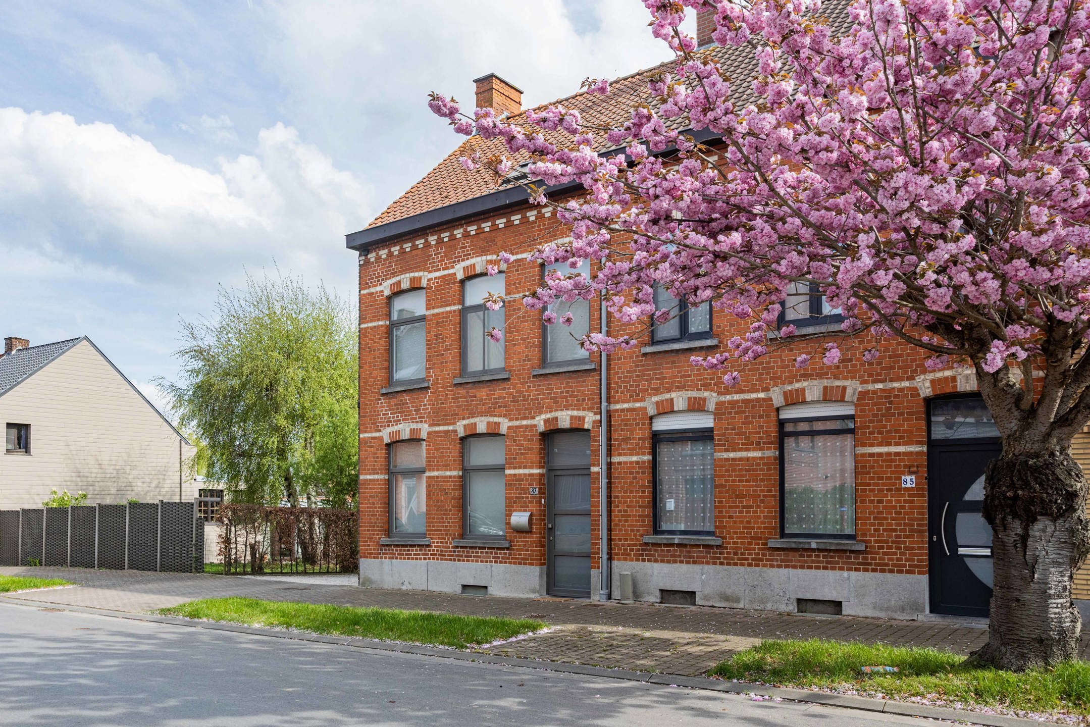 Hoofdfoto van de publicatie: Gunstig gelegen halfopen bebouwing met grote tuin.