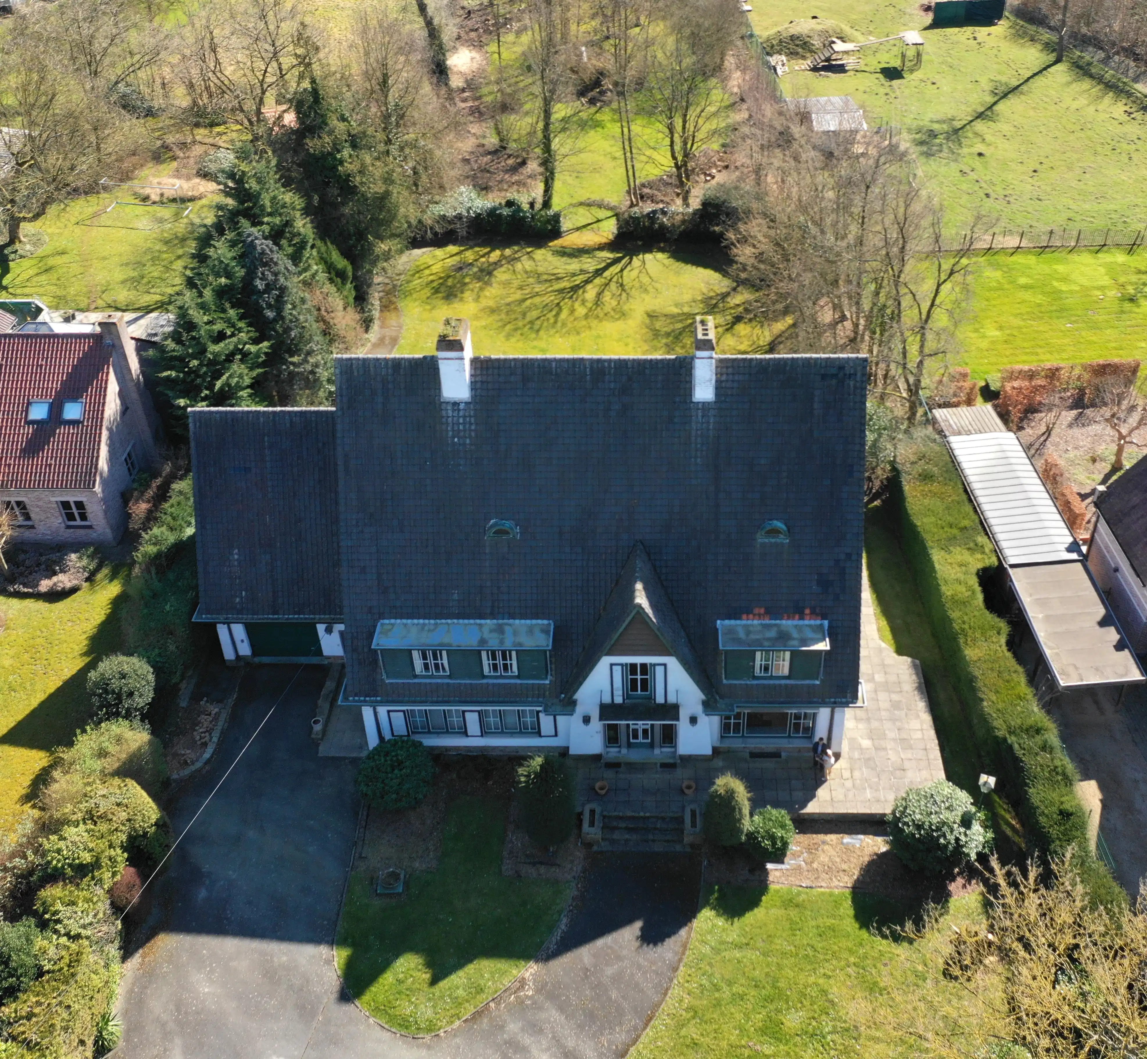 Uniek landhuis op een terrein van 3870m² met aangelegde zuidgerichte tuin en garage!  foto 2