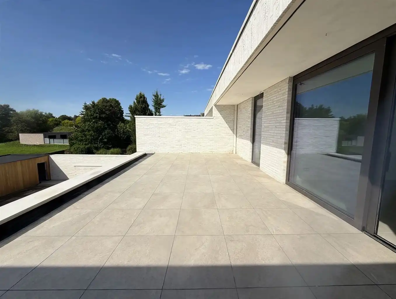 Zeer ruim 1 (+1)-slaapkamerappartement op de eerste verdieping met  zuidgericht terras van ca. 43 m², balkon en ondergrondse parkeerplaats, in hartje Maaseik. foto 5