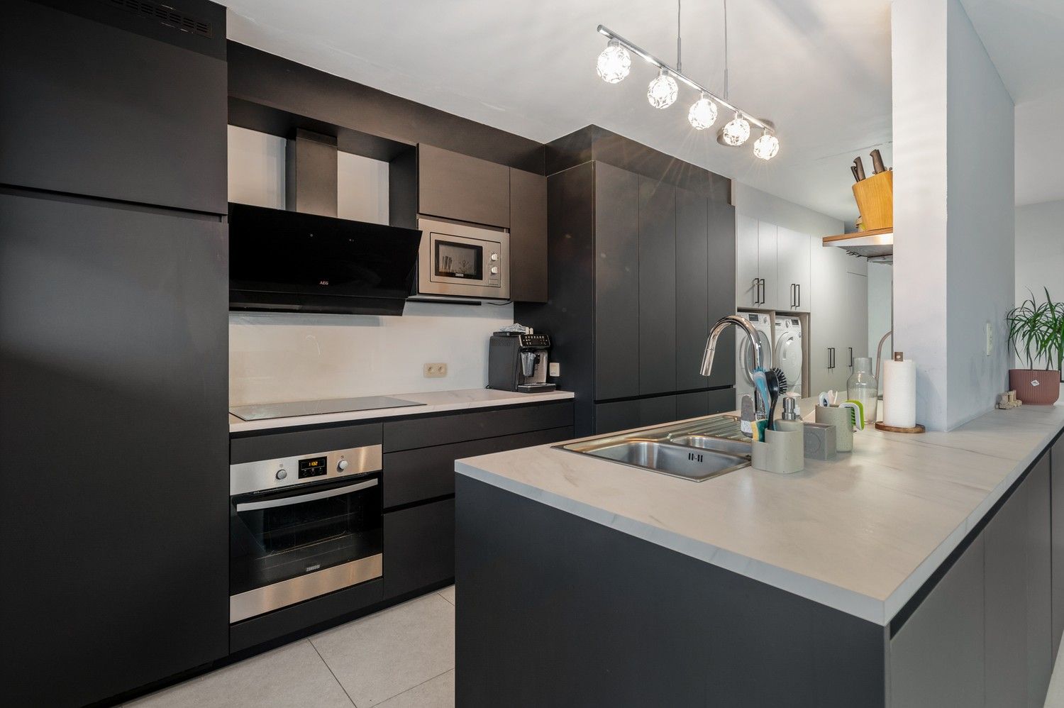 Instapklaar recent appartement met 3 slaapkamers en terras op centrale locatie te Schoten! foto 4