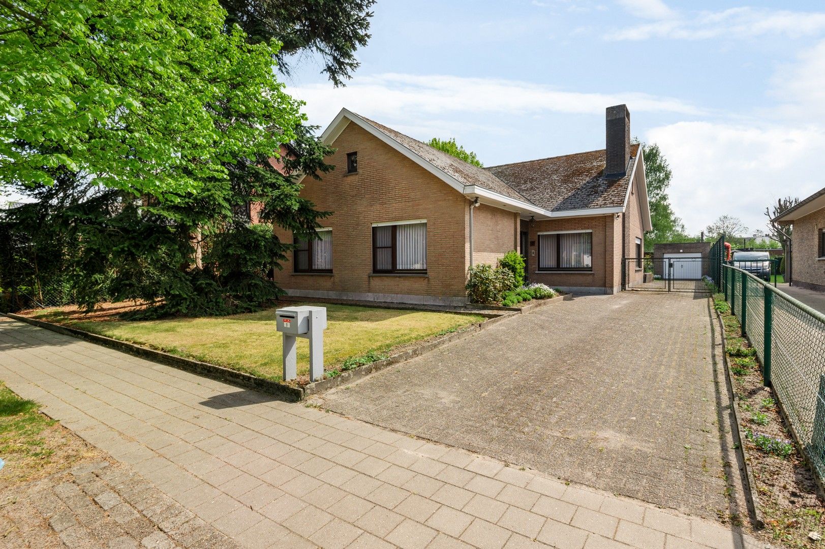 Hoofdfoto van de publicatie: Vrijstaande villa met een grote zonnige tuin in Brasschaat