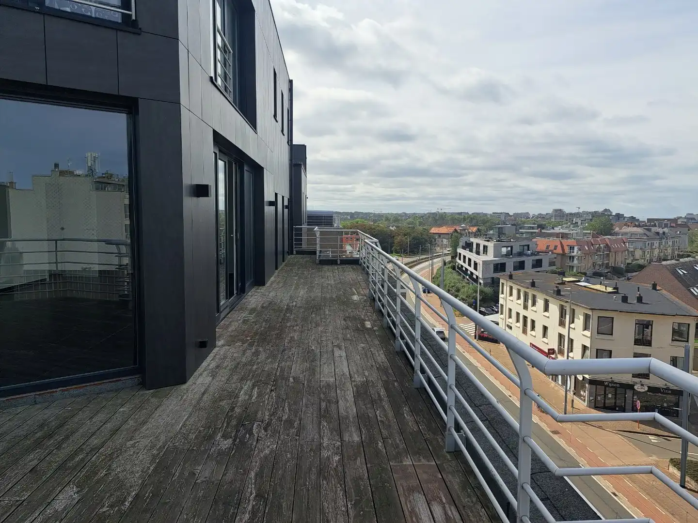 Centraal gelegen ruim  appartement TE HUUR op JAARBASIS foto 4