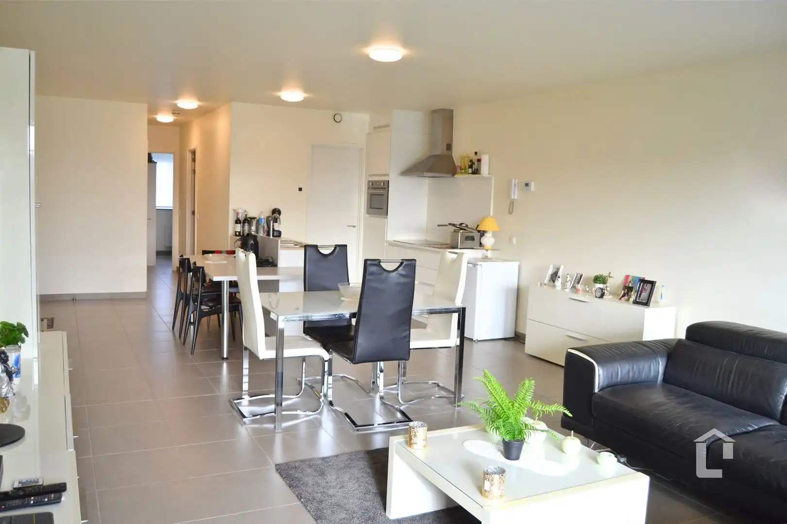 Recent, instapklaar gelijkvloersappartement met groen uitzicht foto 2