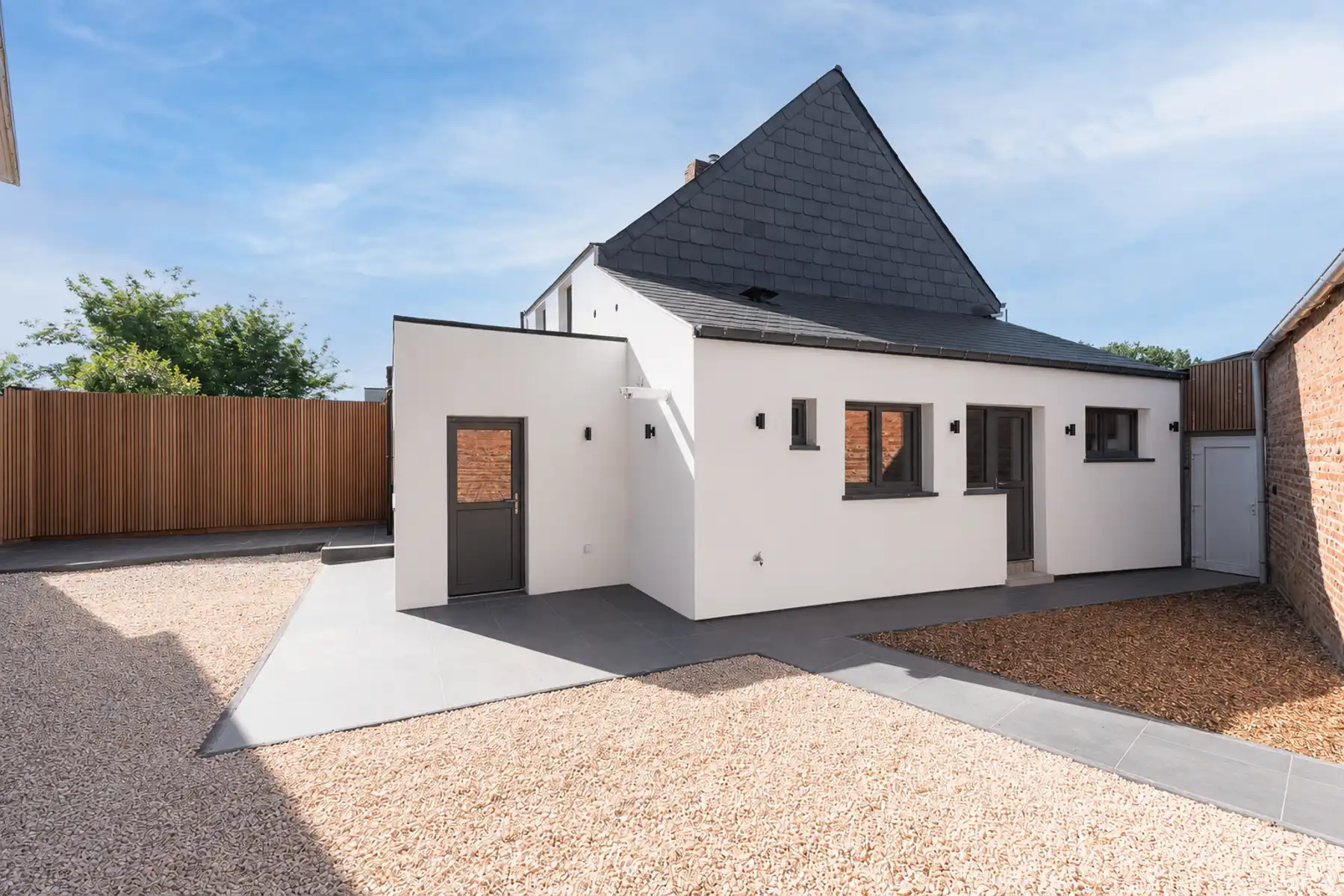 Recent gerenoveerde woning met grote loods foto 26