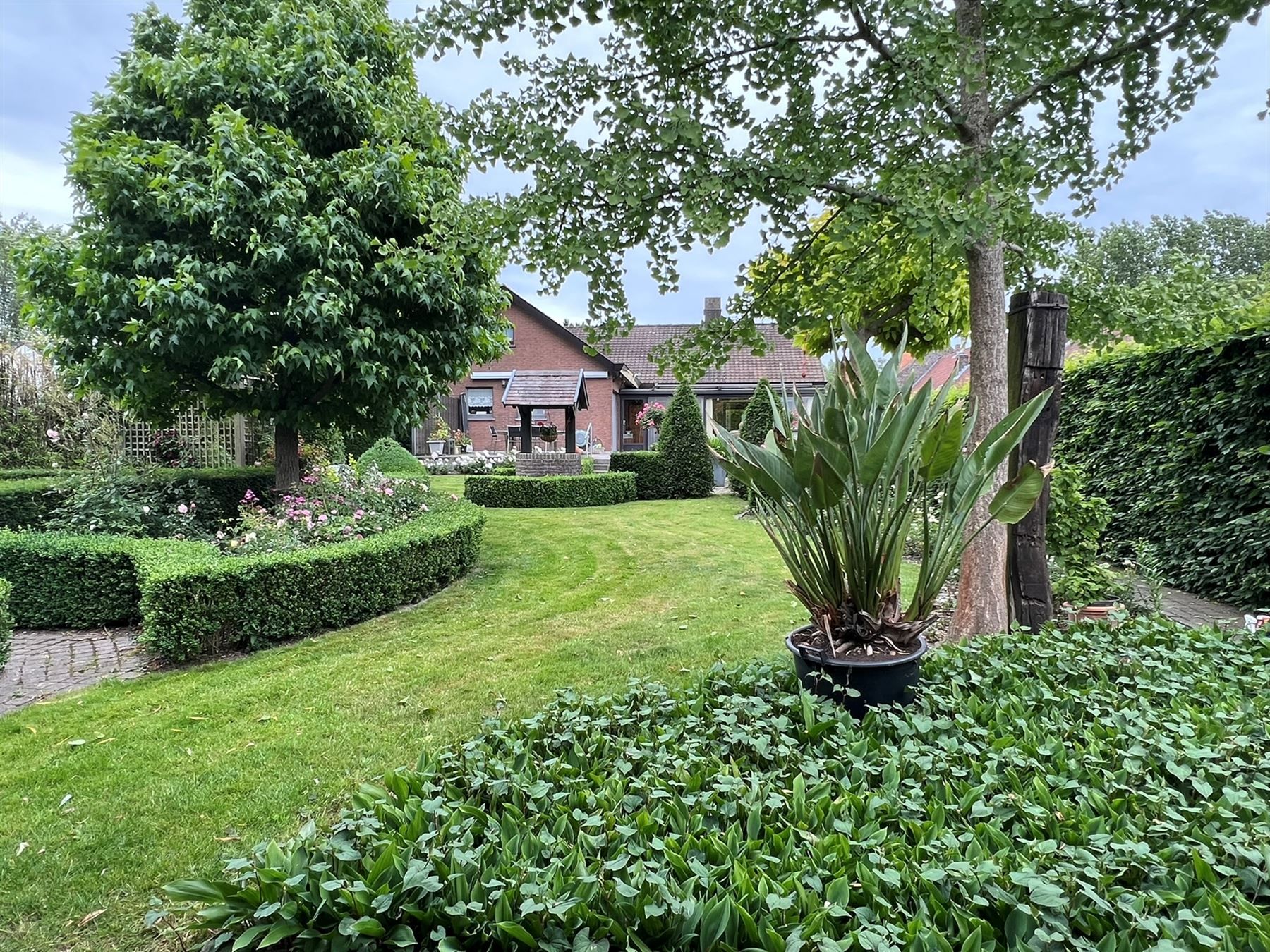 Comfortabele woning met een prachtige tuin en praktische bijgebouwen foto 6