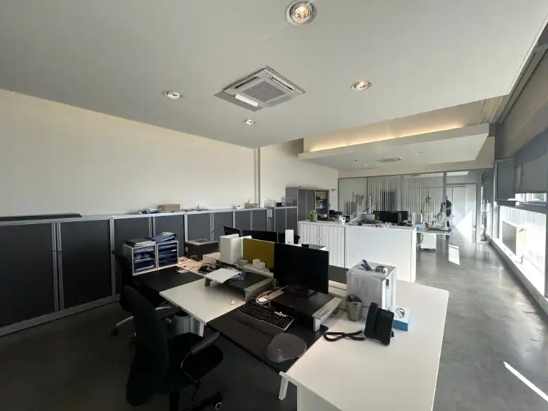 Moderne KMO-unit met 299 m² kantoren en 324 m² magazijn – nabij R4 foto 11