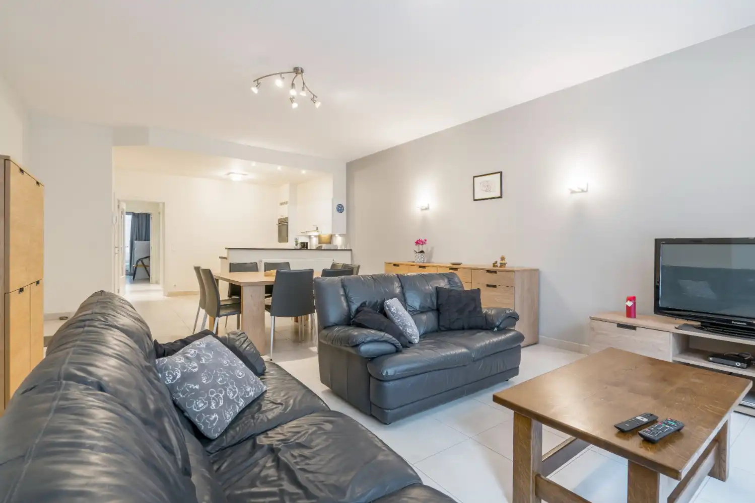 Ruim gelijkvloers appartement met drie slaapkamers en twee badkamers. In het centrum en dichtbij de Dijk en het strand van Blankenberge. Dit appartement wordt gemeubeld verhuurd. foto 3